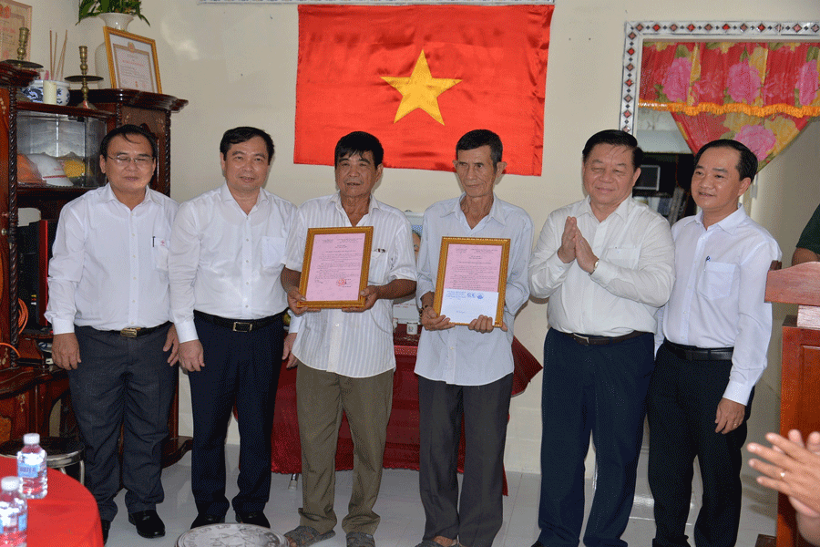 Trưởng Ban Tuyên giáo Trung ương tặng quà và nhà tình nghĩa tại Tiền Giang