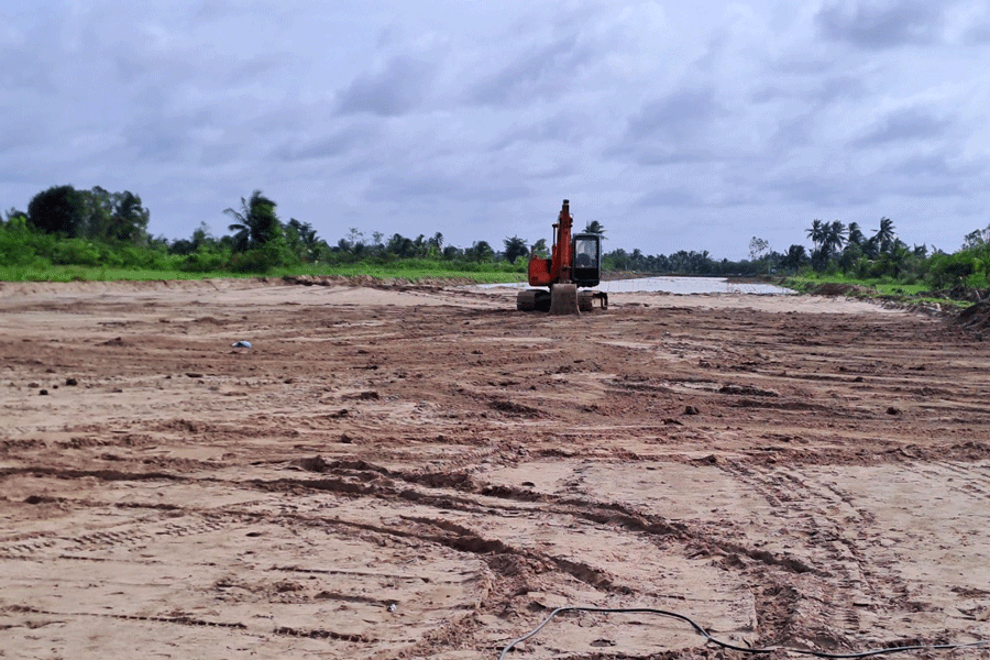 Thi công hạng mục đường giao thông tại dự án KCN Phú Thuận. Ảnh: ĐÔNG HÀ