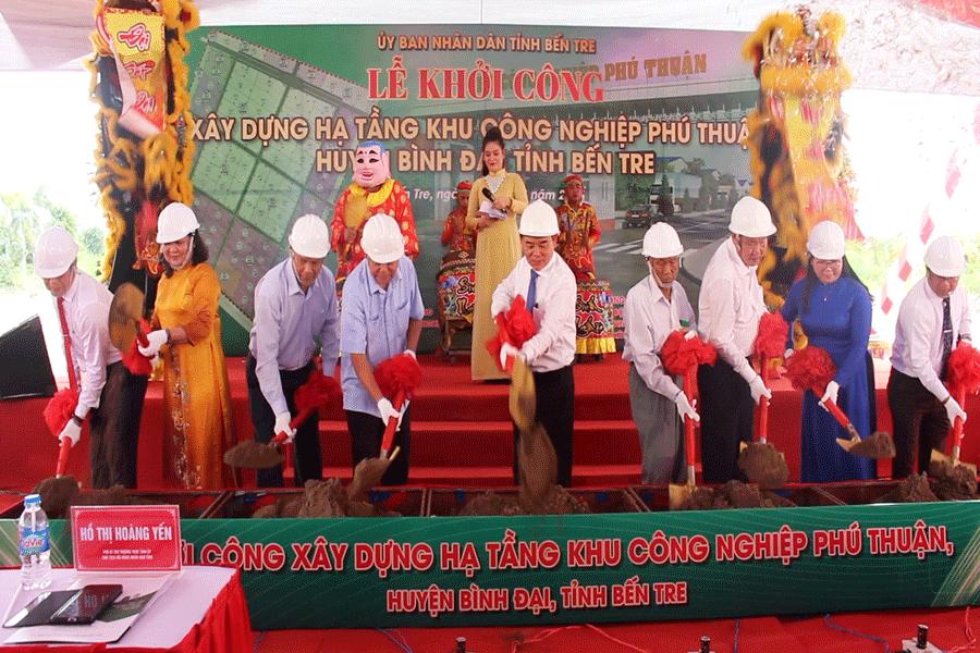 Lãnh đạo tỉnh cùng đơn vị thi công thực hiện nghi thức tại lễ khởi công dự án KCN Phú Thuận. Ảnh: ĐÔNG HÀ