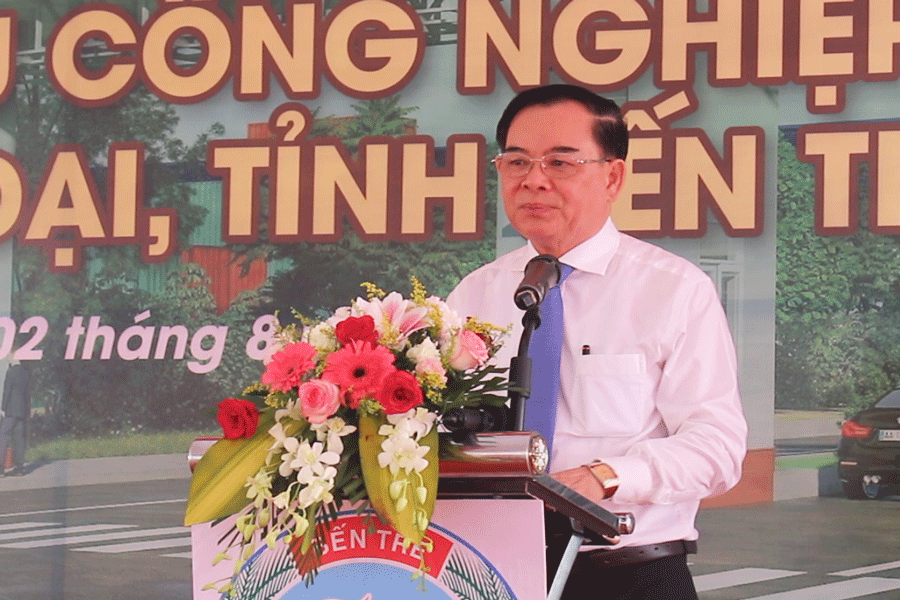 Ông Trần Ngọc Tam, Chủ tịch UBND tỉnh Bến Tre phát biểu tại lễ khởi công dự án KCN Phú Thuận. Ảnh: ĐÔNG HÀ