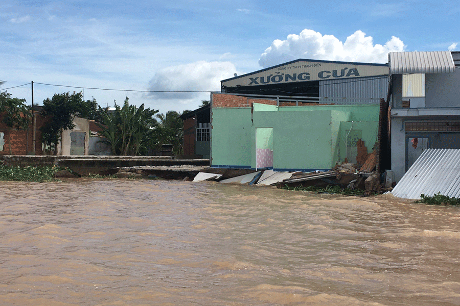 Nhiều căn nhà khác đang có nguy cơ tiếp tục sạt lở. Ảnh: PV