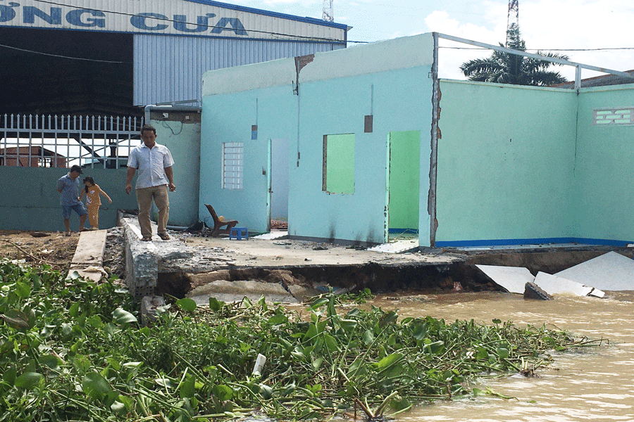 Hiện trường vụ sạt lở khiến 6 căn nhà đổ sụp xuống sông Tiền. Ảnh: PV