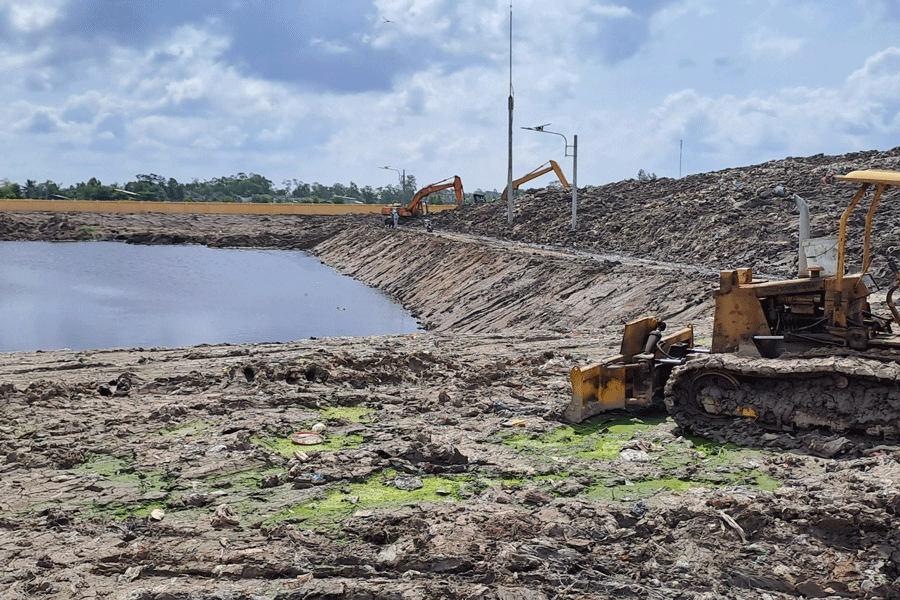 Đơn vị chức năng khẩn trương thực hiện khắc phục ô nhiễm tại bãi rác An Hiệp. Ảnh: ĐÔNG HÀ