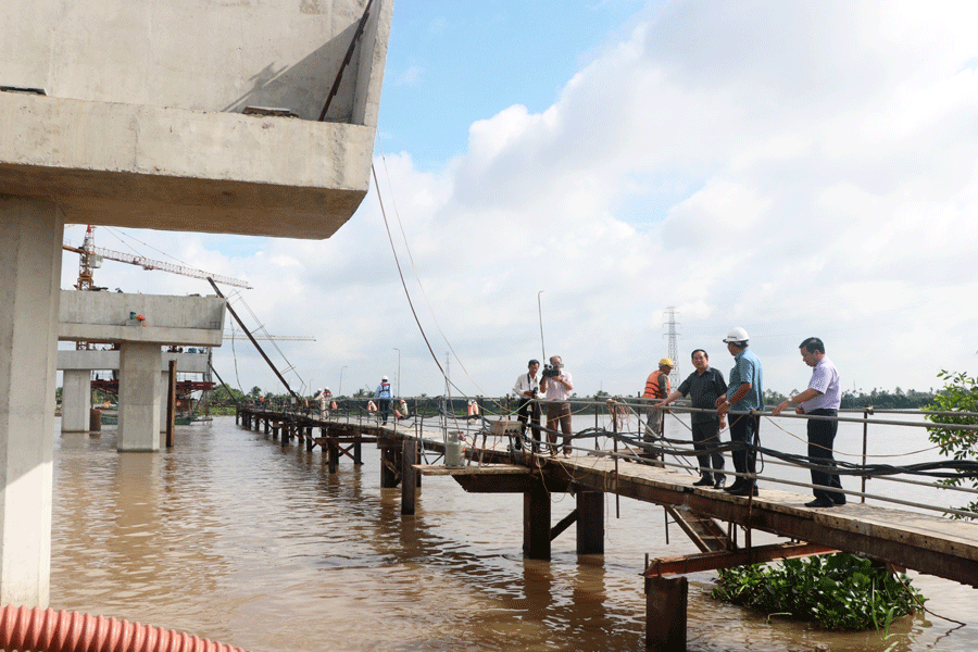 Thi công gói thầu XL04 dự án cầu Rạch Miễu 2. Ảnh: T.TH