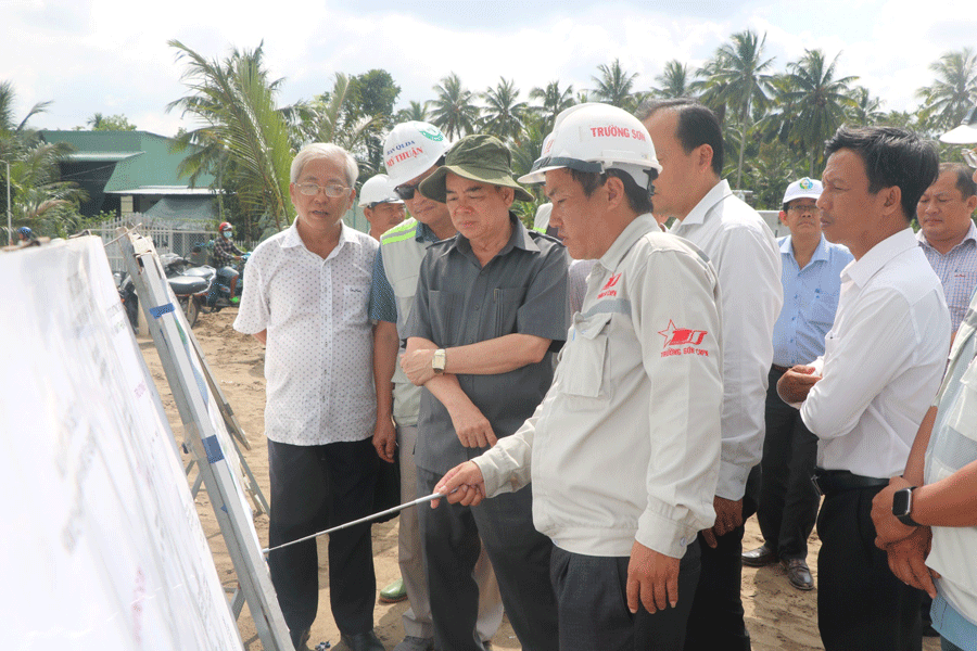 Đơn vị thi công báo cáo tiến độ thi công dự án cầu Rạch Miễu 2. Ảnh: T.TH