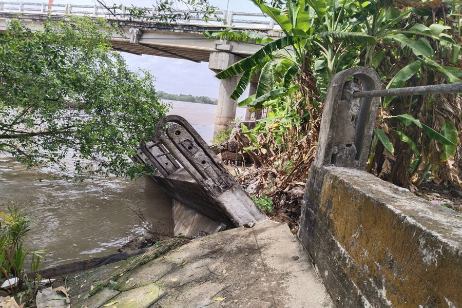 Bờ kè An Hóa bị sạt lở nguy cơ đe dọa công trình cầu An Hóa, huyện Châu Thành. Ảnh: ĐÔNG HÀ