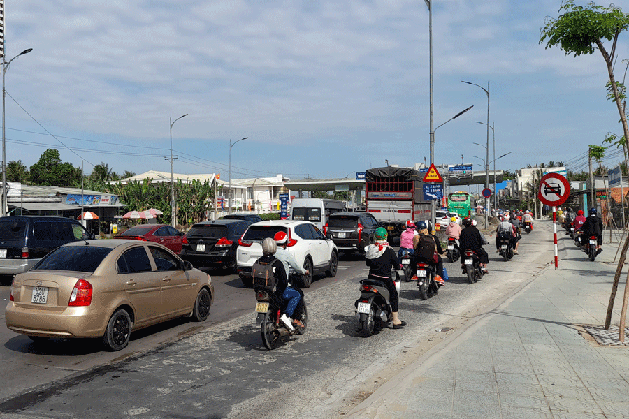 Kẹt xe tại khu vực Trạm thu phí BOT Cầu Rạch Miễu dịp lễ hằng năm. Ảnh: ĐÔNG HÀ Kẹt xe tại khu vực Trạm thu phí BOT Cầu Rạch Miễu dịp lễ hằng năm. Ảnh: ĐÔNG HÀ