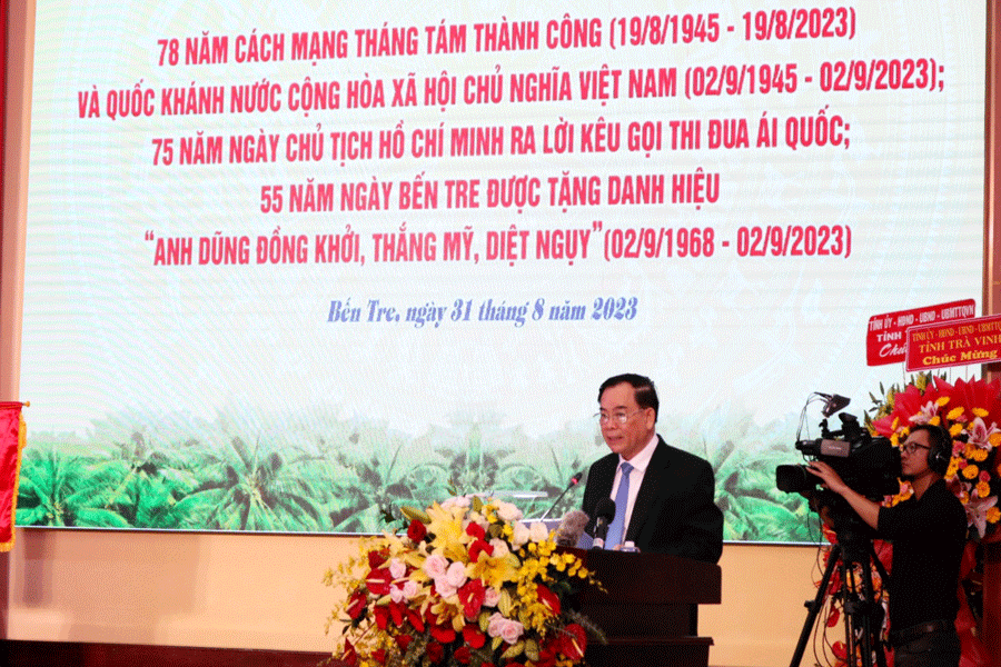 Ông Trần Ngọc Tam, Chủ tịch UBND tỉnh Bến Tre đọc diễn văn tại buổi lễ. Ảnh: PV Ông Trần Ngọc Tam, Chủ tịch UBND tỉnh Bến Tre đọc diễn văn tại buổi lễ. Ảnh: PV