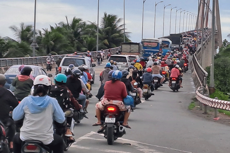 Người dân rời quê trở lại TP. HCM sau kỳ nghỉ lễ 2-9, cầu Rạch Miễu ùn ứ