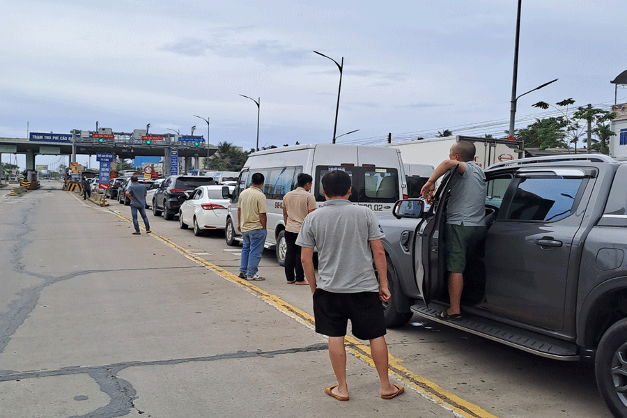 Dòng xe ô tô nối đuôi kéo dài gần trạm thu phí BOT Cầu Rạch Miễu chờ qua cầu. Ảnh: ĐÔNG HÀ