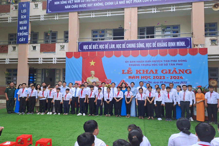 Lãnh đạo Trung ương chụp hình lưu niệm cùng thầy và trò trường THCS Tân Phú. Ảnh: ĐÔNG HÀ Lãnh đạo Trung ương chụp hình lưu niệm cùng thầy và trò trường THCS Tân Phú. Ảnh: ĐÔNG HÀ