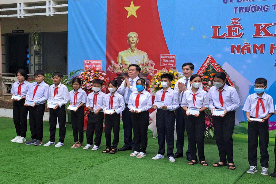 Trao học bổng cho học sinh nghèo nhân ngày khai giảng năm học mới. Ảnh: ĐÔNG HÀ Trao học bổng cho học sinh nghèo nhân ngày khai giảng năm học mới. Ảnh: ĐÔNG HÀ