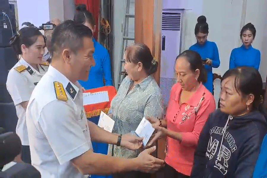 Tặng quà cho ngư dân tỉnh Bến Tre. Ảnh: ĐÔNG HÀ