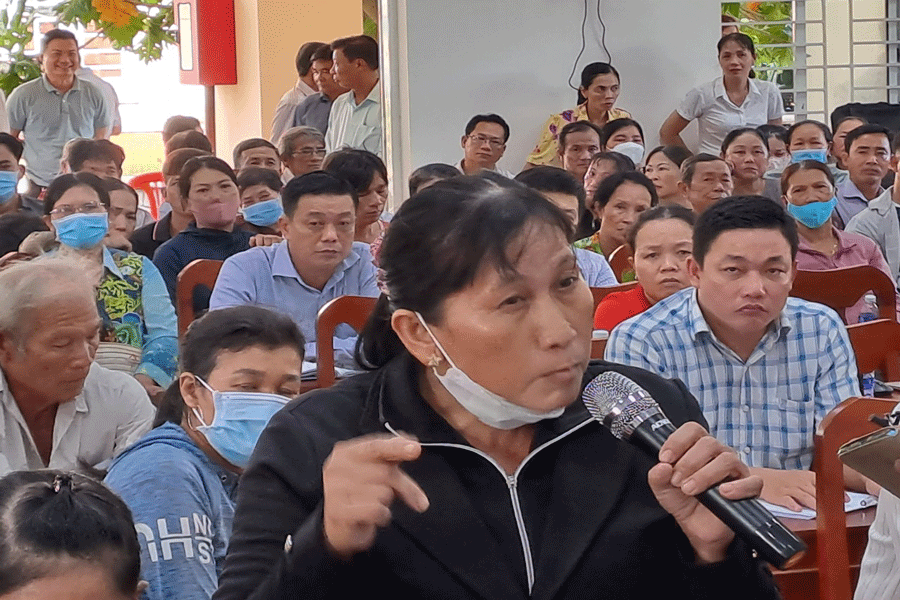 Người dân phát biểu ý kiến tại buổi đối thoại. Ảnh: ĐÔNG HÀ rac1.gif