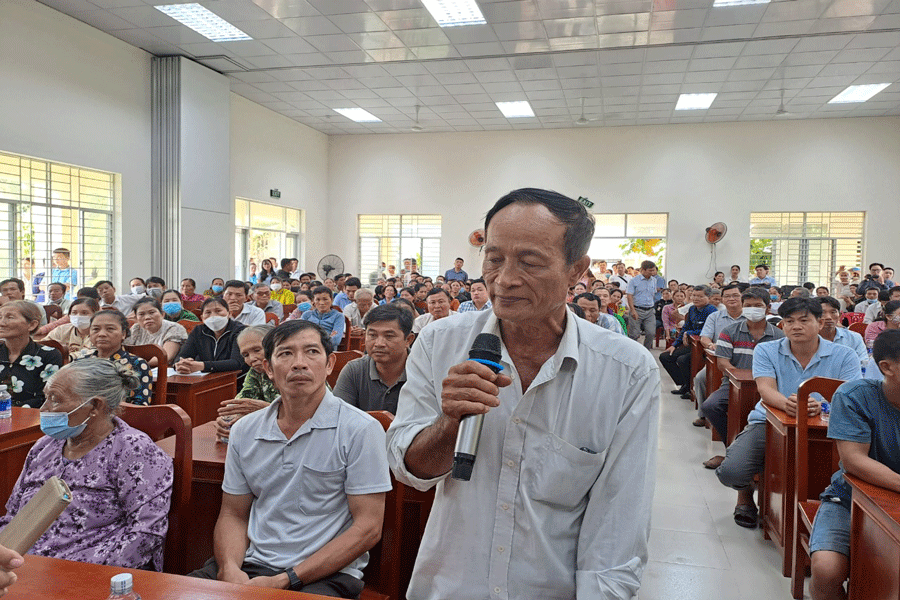 Người dân phản ánh ý kiến với lãnh đạo tỉnh. Ảnh: ĐÔNG HÀ rac3.gif