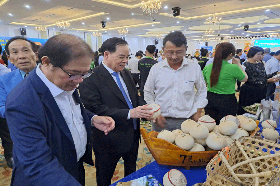 Ông Trần Ngọc Tam - Chủ tịch UBND tỉnh Bến Tre tham quan sản phẩm trưng bày. Ảnh: ĐÔNG HÀ Bến Tre hỗ trợ thúc đẩy doanh nghiệp phát triển bền vững