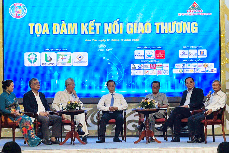 Các chuyên gia tham luận tại diễn đàn. Ảnh: ĐÔNG HÀ doanhnghiep4.gif