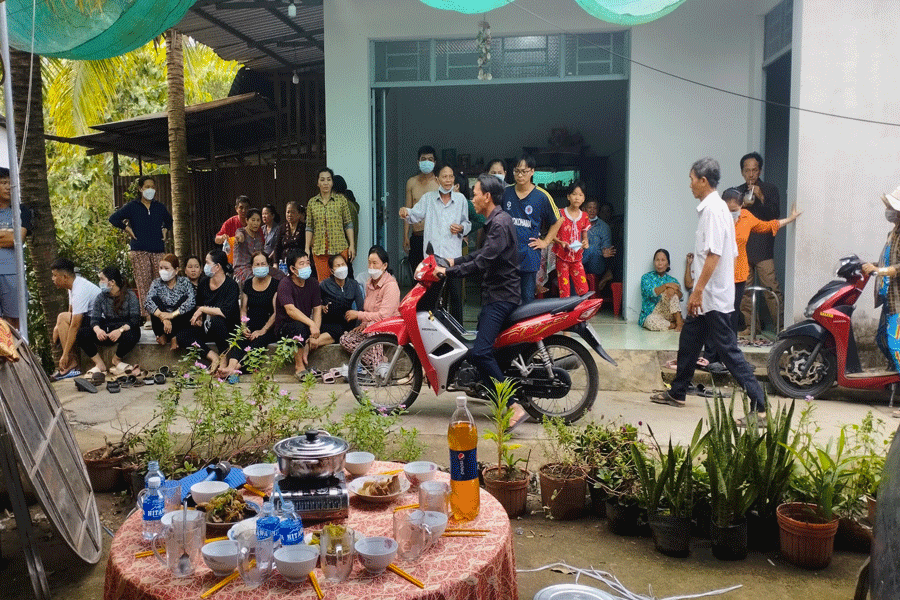Gia đình tổ chức lo hậu sự cho nạn nhân. Ảnh: CTV ngodocsua.gif