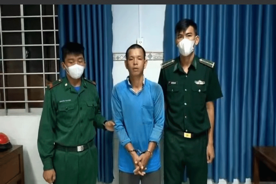 Đỗ Văn Thơm bị cơ quan chức năng bắt giữ. Ảnh: CTV Đâm tử vong đồng nghiệp trên tàu, 1 ngư dân bị bắt ngay khi vào bờ