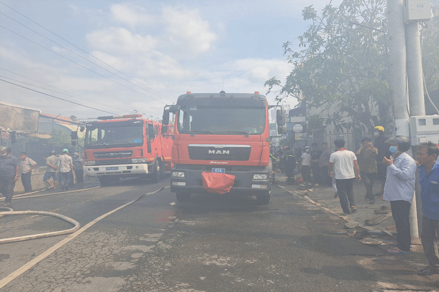 Ngọn lửa bùng phát cháy lan dữ dội khiến nhiều căn nhà ở huyện Tân Phước, tỉnh Tiền Giang bị lửa thiêu rụi