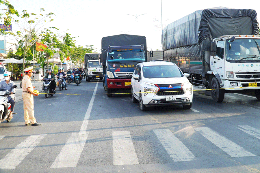 2 ô tô chết máy, cầu Rạch Miễu kẹt xe nửa ngày vẫn chưa thông