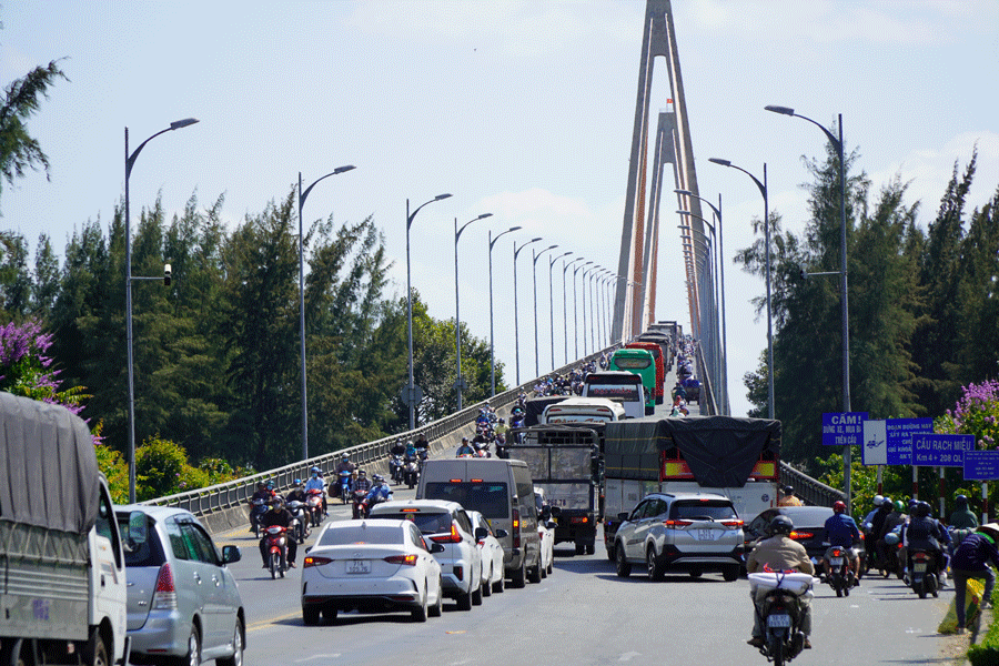 Cầu Rạch Miễu kẹt xe dịp Tết Nguyên đán 2024