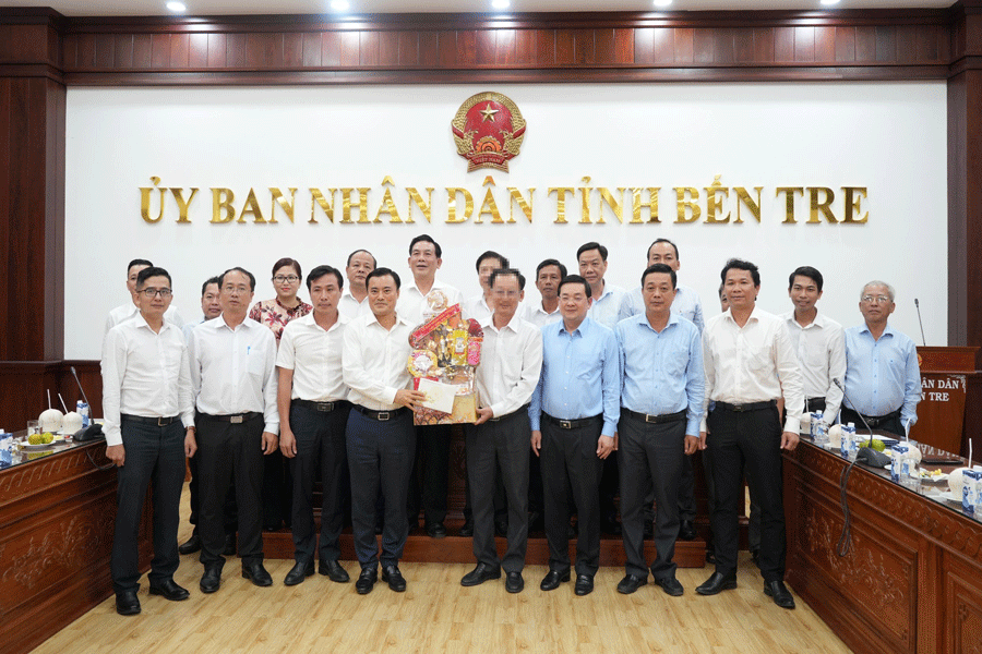 Phó Chủ tịch UBND TP.HCM Bùi Xuân Cường (thứ 4 từ phải sang) chúc Tết tỉnh Bến Tre. Ảnh: PV Phó Chủ tịch TP HCM Bùi Xuân Cường chúc Tết tỉnh Bến Tre