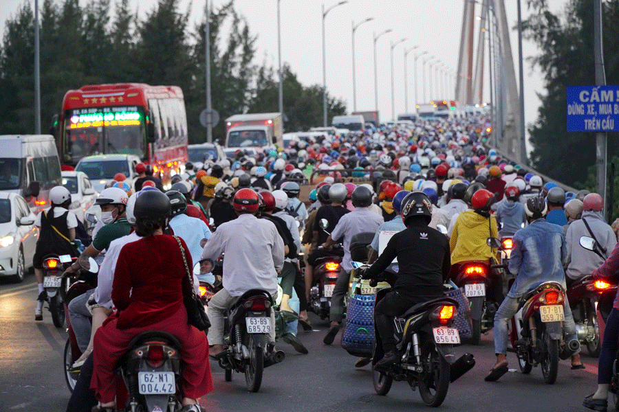 Hình ảnh giao thông cầu Rạch Miễu tê liệt ngày Mùng 2 Tết