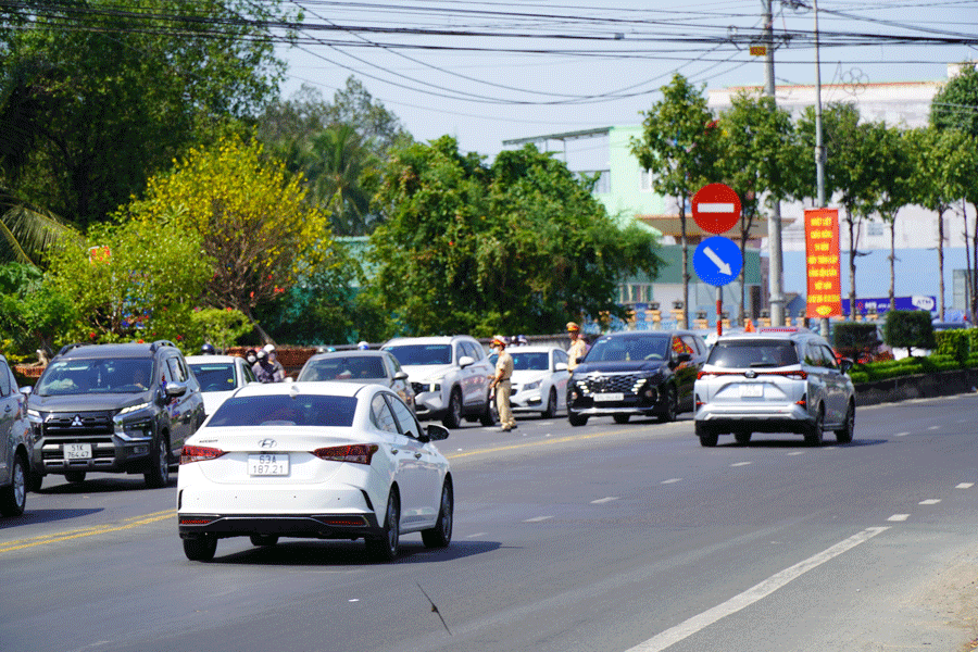 Chân cầu Rạch Miễu hướng Tiền Giang, dòng phương tiện cũng bị ùn ứ kéo dài. ket-xe-cau-rach-mieu-3.gif