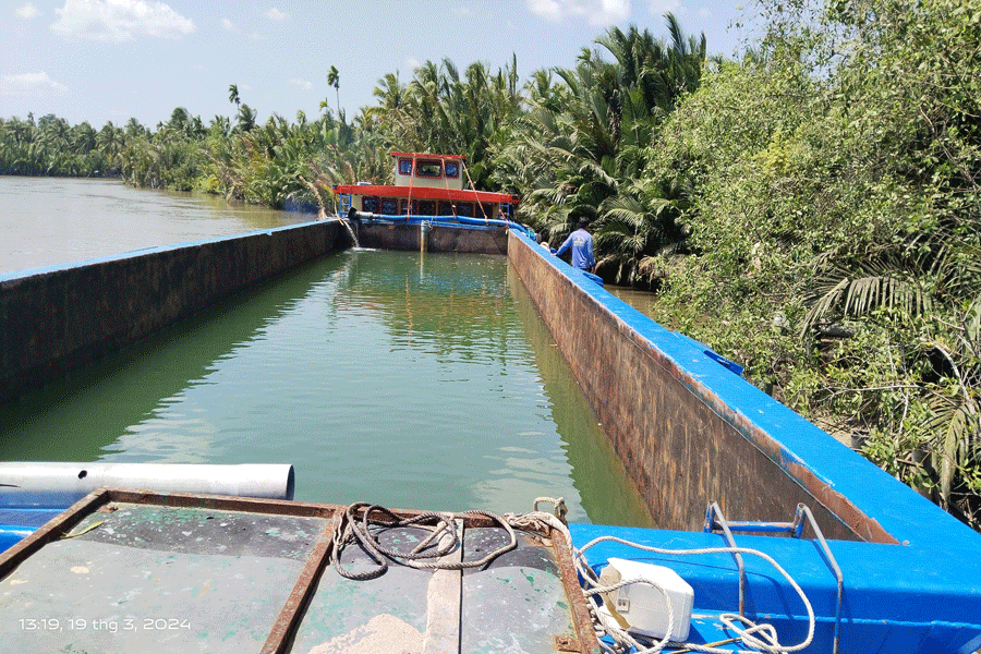 Do nguồn nước mặt bị nhiễm mặn, Trung tâm nước sạch vệ sinh môi trường nông thôn tỉnh Bến Tre thuê sà lan chở nước ngọt về nhà máy nước Tân Hào, huyện Giồng Trôm nuoc-man-sinh-hoat-1.gif