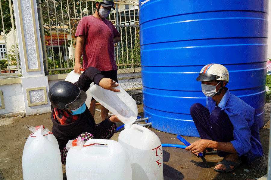 Một số nhà máy nước khác cũng bị nhiễm mặn, người dân phải đến lấy nước ngọt từ các thùng cấp nước miễn phí nhưng vẫn không đủ, người dân chắt chiu những giọt nước còn sót lại nuoc-nhiem-man-thieu-nuoc-ngot-8.gif