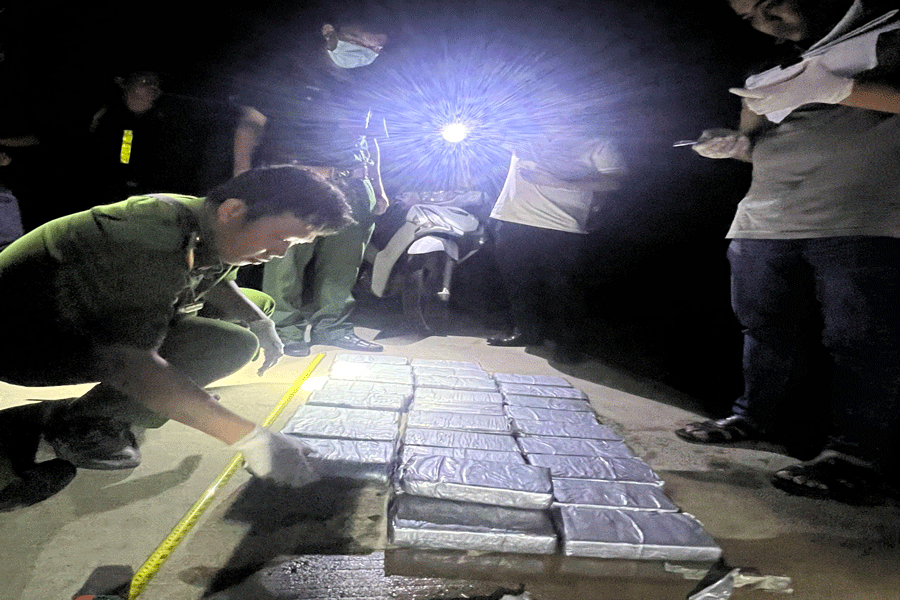 Thêm 32 bánh nghi ma túy dạt vào bờ biển Gò Công