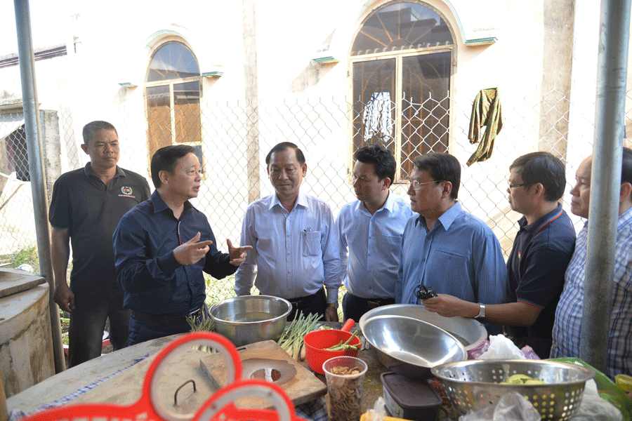 Phó Thủ tướng Trần Hồng Hà tìm hiểu nguồn nước sinh hoạt của người dân tại Tiền Giang han-man-4.gif