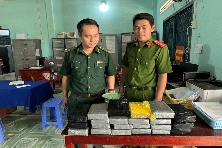 Cơ quan chức năng tiếp nhận tang vật do người dân giao nộp. Ảnh: P.K ma-tuy-troi-bo-bien-1.gif