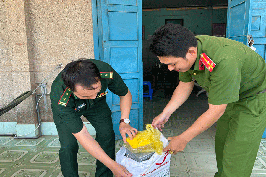 Lực lượng chức năng kiểm tra tang vật. Ảnh: P.K ma túy trôi dạt bờ biển