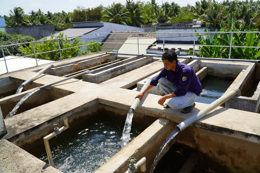 Bơm nước ngọt từ sà lan đến nhà máy nước Tân Hào xử lý nước ngọt cấp cho dân sinh hoạt nuoc-man-sinh-hoat-19.gif