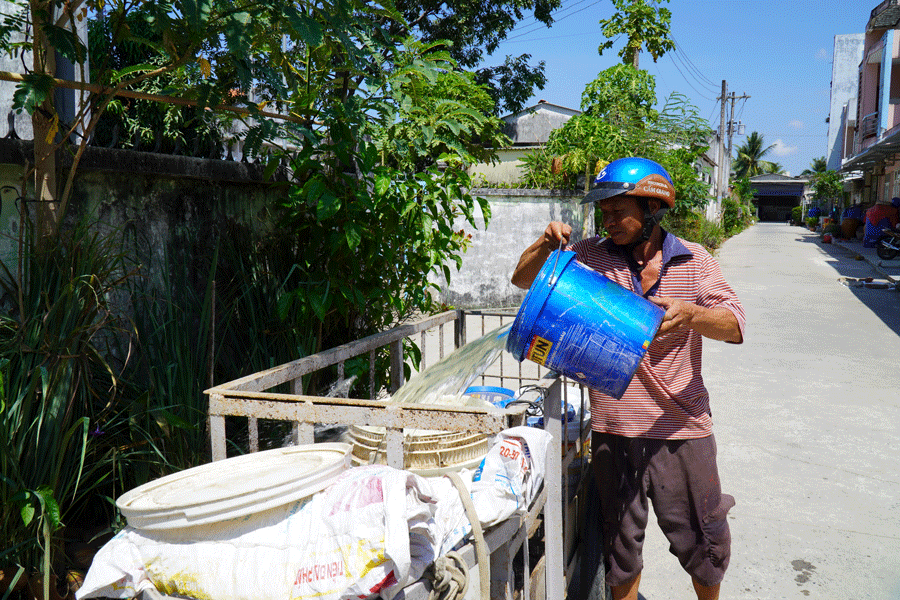 Nước máy nhiễm mặn, người dân đến chở từng can nước ngọt về sử dụng nuoc-man-sinh-hoat-20.gif