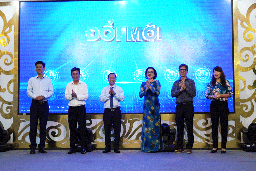 Lãnh đạo Sở Du lịch TP.HCM và lãnh đạo Sở VHTT&DL các tỉnh chính thức phát động cuộc thi. Ảnh: ĐÔNG HÀ du-lich-1.gif