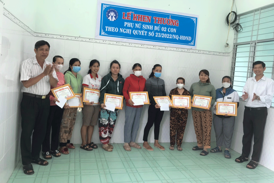 Hiện tỉnh Bến Tre đã có 63/157 xã, phường, thị trấn thực hiện chính sách khen thưởng phụ nữ sinh đủ 2 con trước 35 tuổi sinh-con-truoc-35-tuoi-1.gif