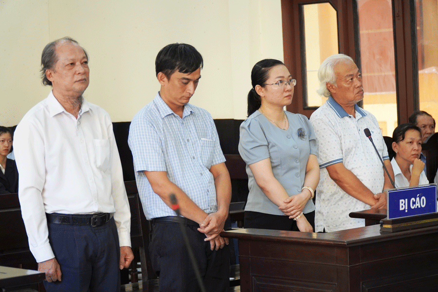 Các bị cáo nghe tòa tuyên án. Ảnh: ĐÔNG HÀ CDC-Tien-Giang-5.gif