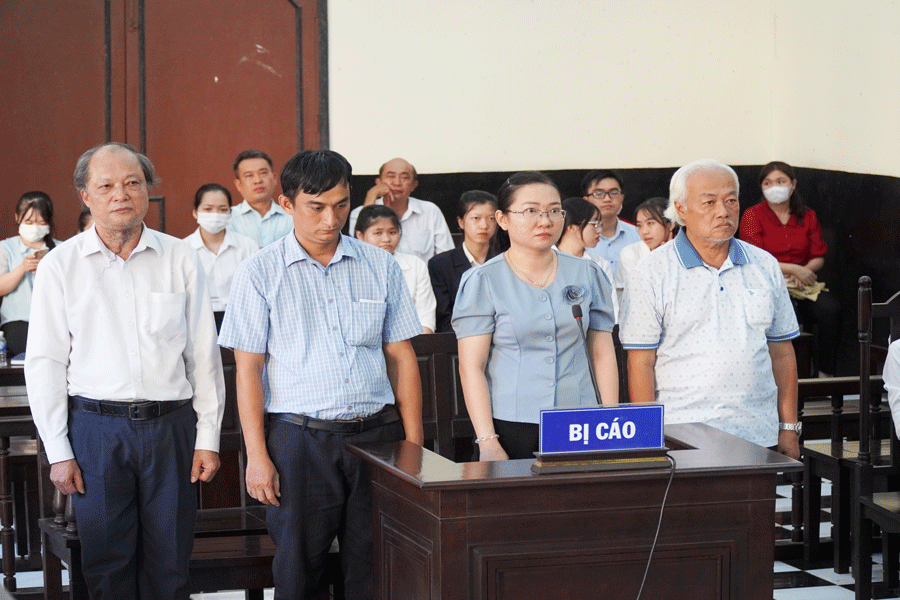 Các bị cáo cựu cán bộ CDC Tiền Giang tại tòa. Ảnh: ĐÔNG HÀ Cựu giám đốc CDC Tiền Giang nhận “lại quả” của Việt Á được miễn hình phạt