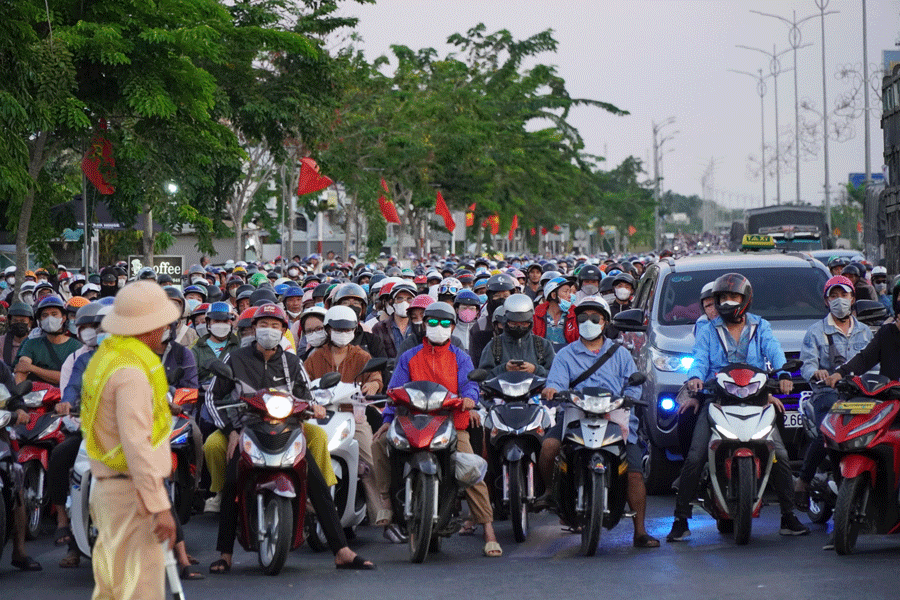 Hình ảnh dòng người ‘chôn chân’ trên cầu Rạch Miễu sau kỳ nghỉ lễ