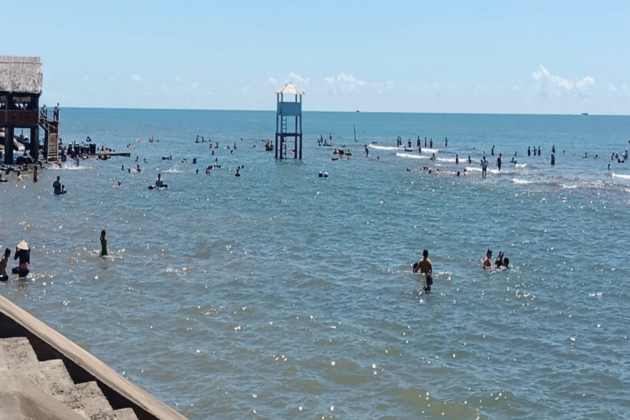 Bến Tre: Nắng nóng, biển Thạnh Phú trong xanh, hút khách du lịch dịp lễ 30-4 và 1-5