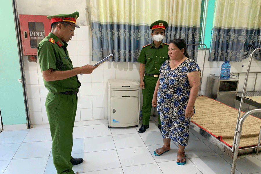Bà Nguyễn Thị Kim Thanh lúc bị cơ quan công an đọc quyết định khởi tố, bắt tạm giam. Ảnh: C.A Gia đình bức xúc vụ một nữ bị can phạm tội giết người tử vong trong trại giam