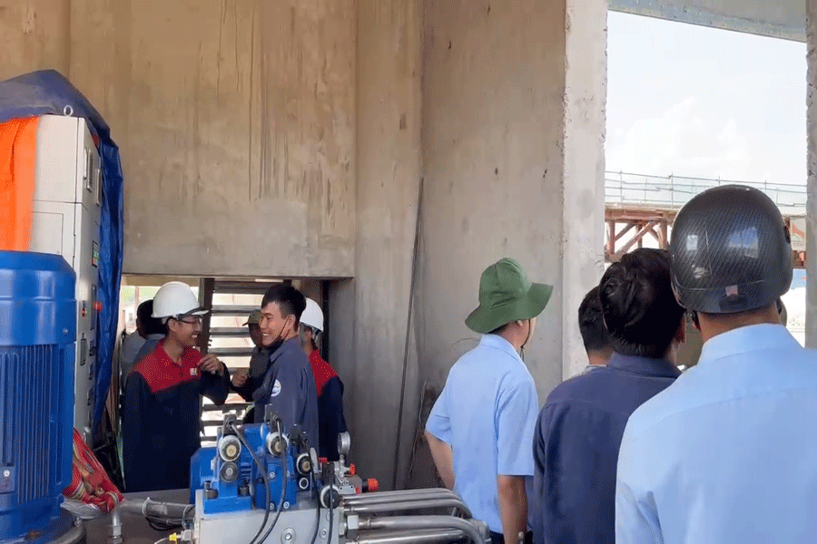 Các cán bộ, kỹ sư vận hành đóng cống cong-ngan-man-nguyen-tan-thanh-2.gif