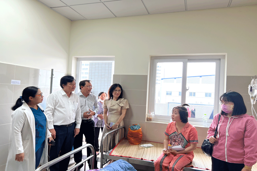 Các bác sĩ thăm hỏi tình hình sức khỏe bệnh nhân. Ảnh: Bệnh viện cung cấp Tiền Giang: 14 Công nhân nghi ngộ độc thực phẩm, sức khỏe đã ổn định