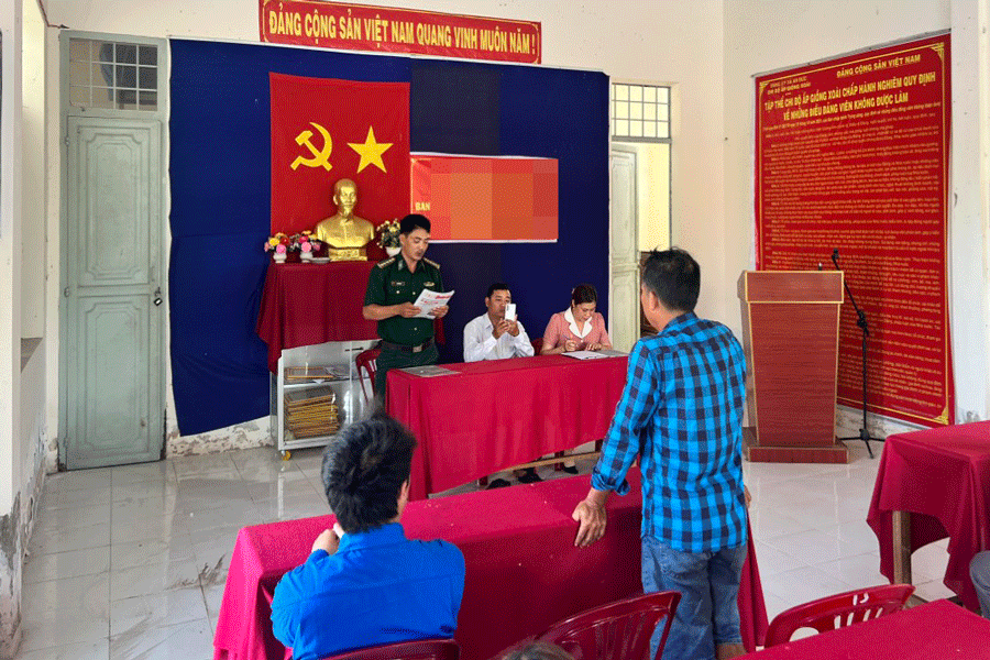 Tống đạt quyết định xử phạt vi phạm hành chính đối với chủ tàu cá vi phạm. Ảnh: BĐBP phat-chu-tau-ca-2.gif