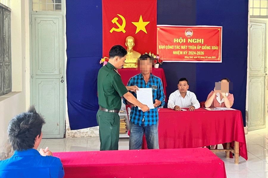 Cán bộ Đồn Biên phòng Hàm Luông giao quyết định xử phạt hành chính của UBND tỉnh đối với chủ tàu cá vi phạm. Ảnh: BĐBP phat-chu-tau-ca-3.gif
