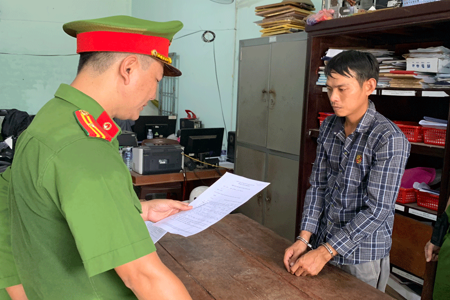 Cơ quan công an tống đạt quyết định khởi tố bị can, bắt tạm giam đối với Nguyễn Minh An. Ảnh: CACC Bắt người đàn ông cầm gậy đánh 2 người thương vong