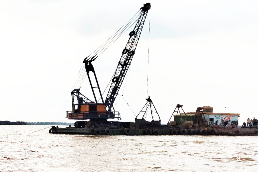 Bến Tre sẽ đưa 3 mỏ cát ra đấu giá (Trong ảnh: Khai thác mỏ cát trên sông Cổ Chiên). Giá khởi điểm 3 mỏ cát hơn 4 triệu khối cát sắp được đấu giá tại Bến Tre